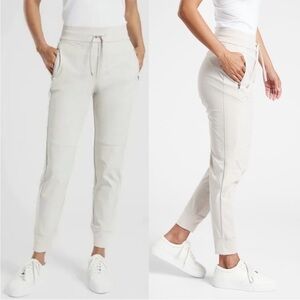 NWOT Athleta Headlands Hybrid Trek Jogger Pant Birch Grey Active Casual Women 12